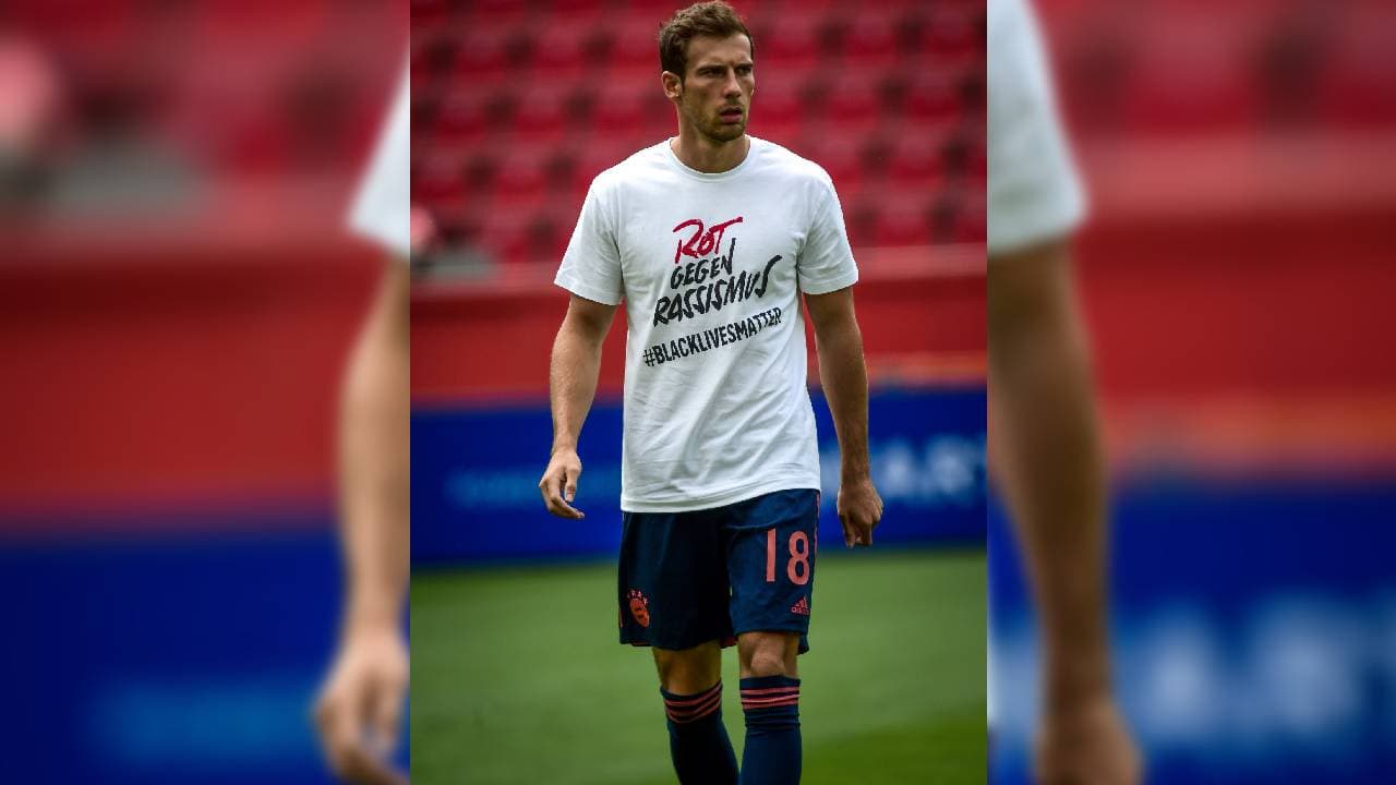 Durante el calentamiento previo al cotejo ante Leverkusen, portaron camisetas con las etiquetas #RotgegenRassismus y #BlackLivesMatter. “La muerte de George Floyd y las imágenes de EEUU nos conmocionan a todos”, publicó Herbert Hainer, presidente del Bayern Munich.