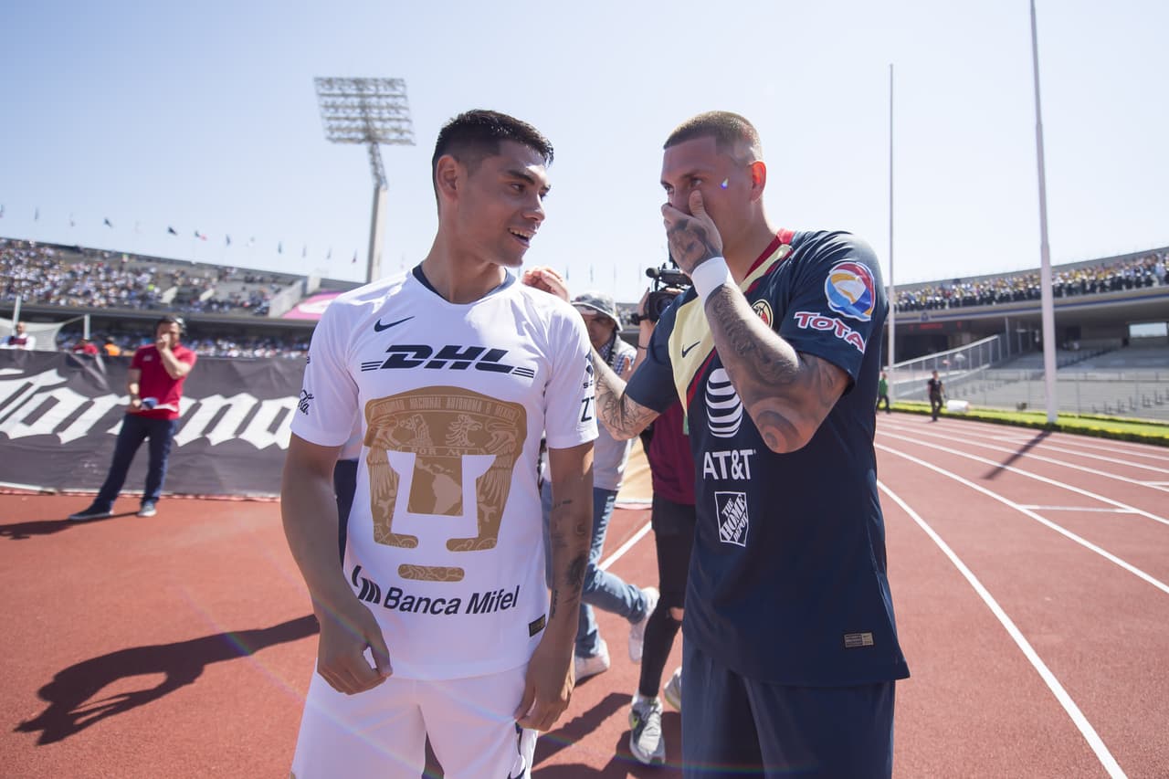 También fue la oportunidad del delantero para conversar con sus excompañeros en Pumas UNAM.