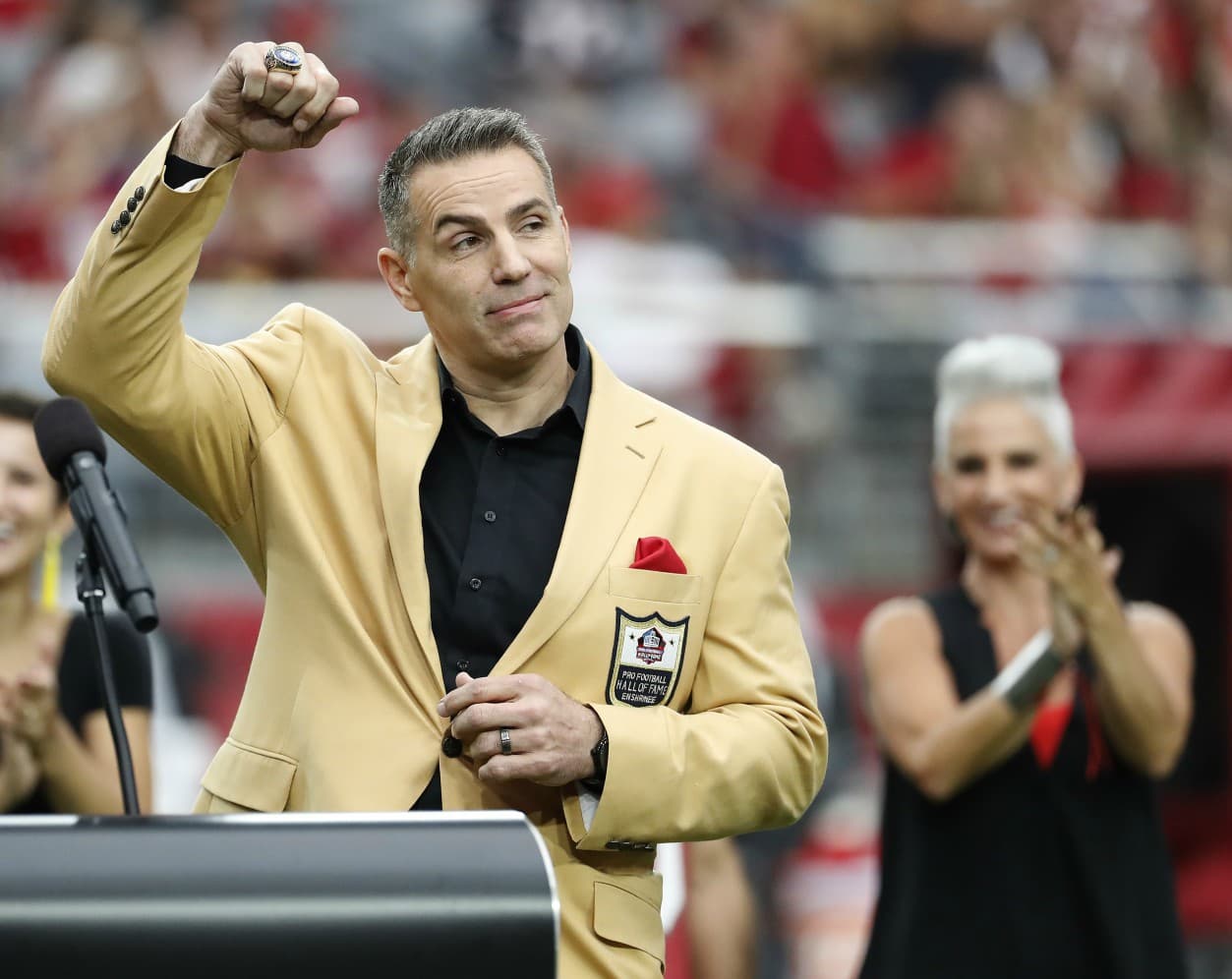 Kurt Warner, exquarterback de los Cardinals, presumió su anillo y chaqueta que lo acreditan como miembro del Salón de la Fama del fútbol americano.