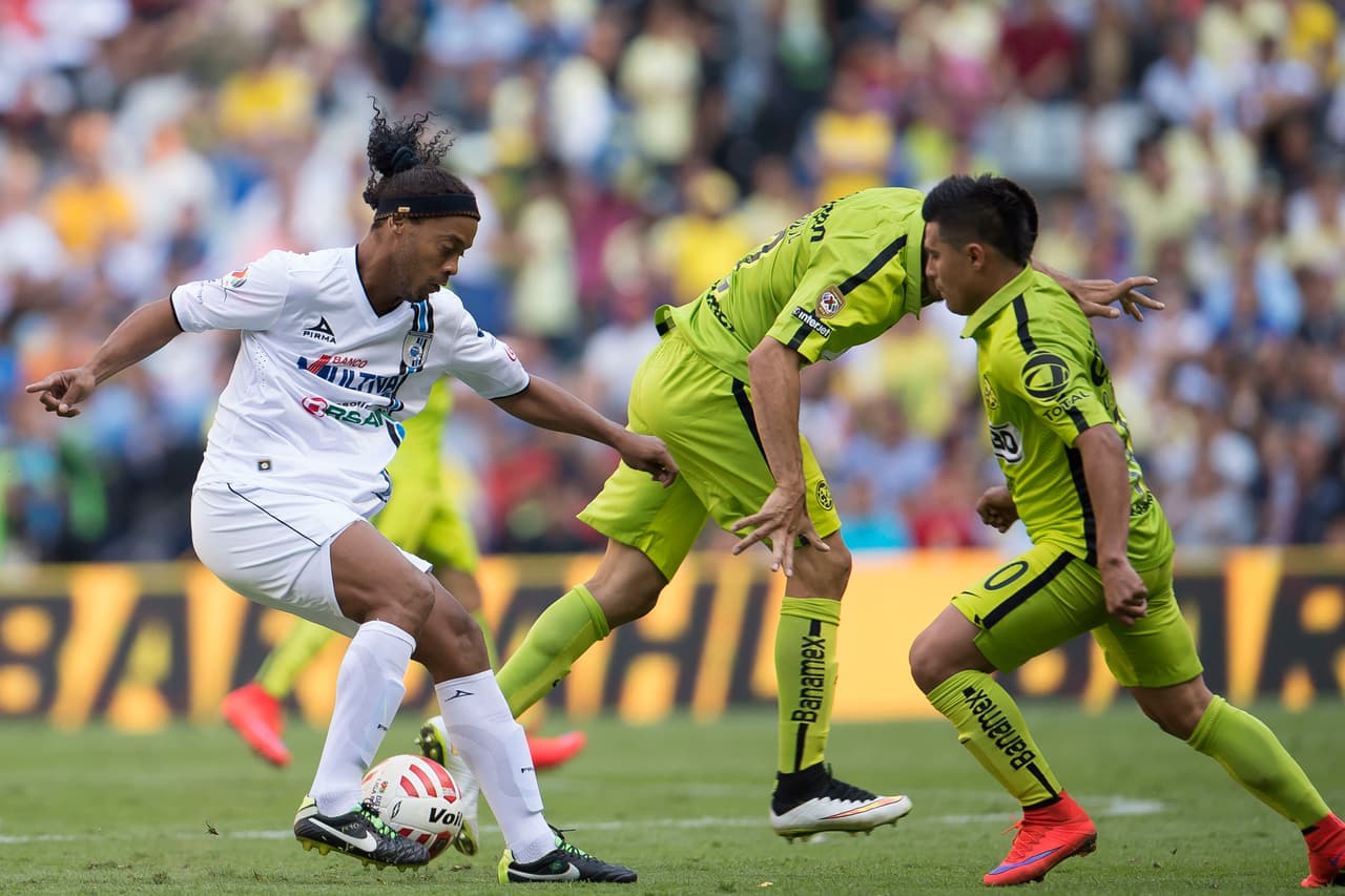 <b>¡La magia de 'Dinho' se hizo presente en el Estadio Azteca!</b>
<br>- Durante un partido de la Fecha 14 entre las Águilas del América y Gallos Blancos de Querétaro, el astro brasileño dio una gran muestra de buen futbol, alegría y deleitó a todos los aficionados con su doblete. 
<br>- Cada que tenía el balón buscaba hacer una jugada vistosa.