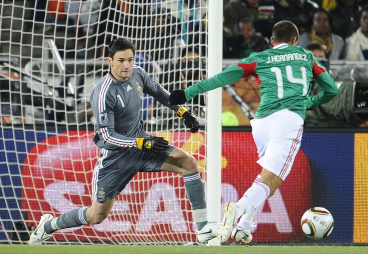 Pero ya en Sudáfrica, Francia fue víctima del error arbitral en la derrota 2-0 ante México. El primer gol azteca anotado por Javier Hernández debió anularse por claro fuera de juego.