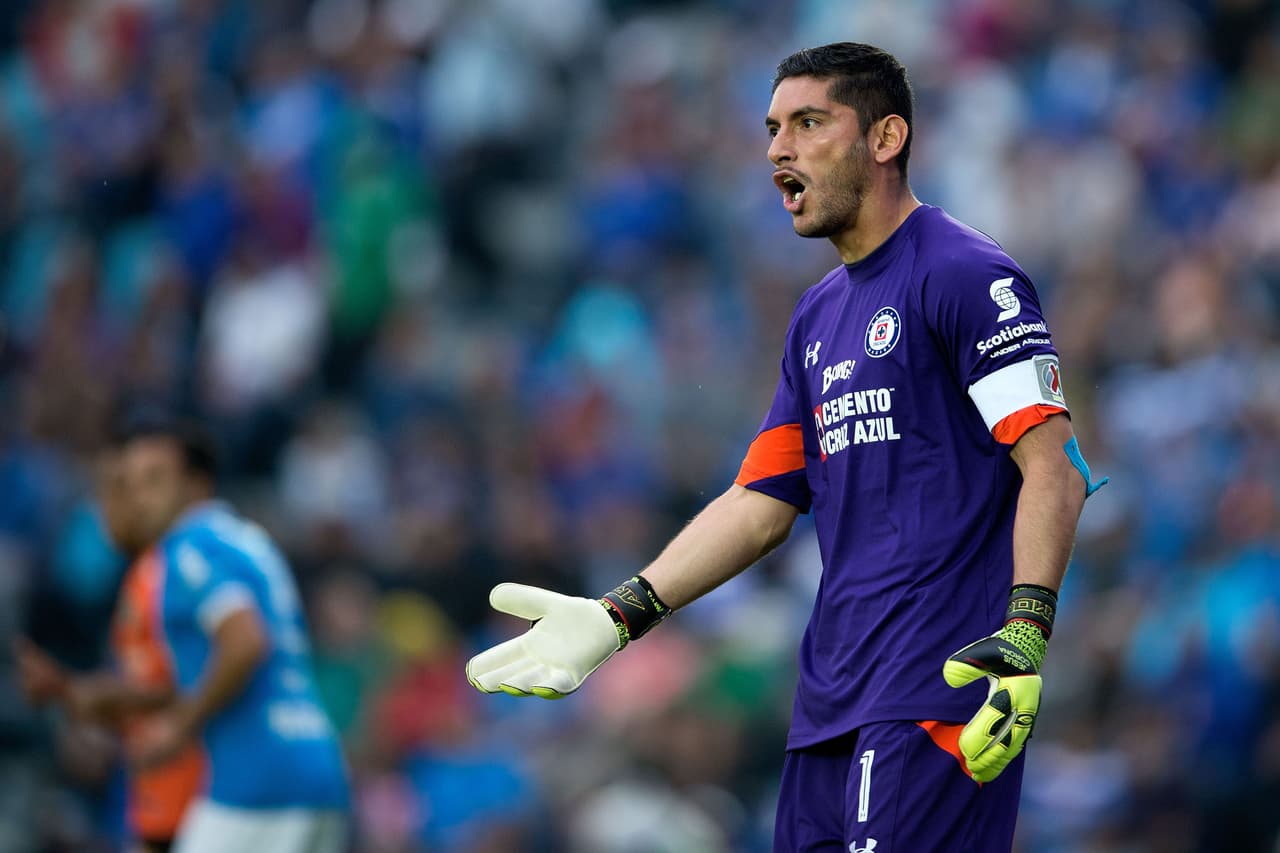 José de Jesús Corona es otro futbolista que se deberá manejar con cuidado con los de negro y es que el arquero celeste ha mostrado su temperamento y carácter explosivo en más de una oportunidad.