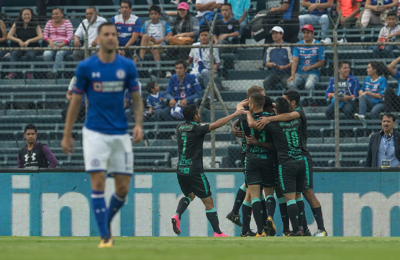 Santos celebró en grande el gol, pero Cruz Azul logró venir de atrás y conseguir una victoria que les regresa la confianza en el mejor momento.