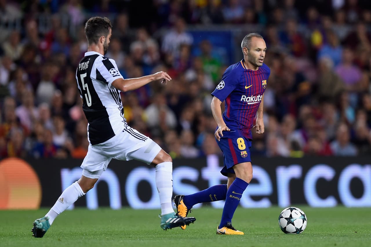 Con 33 años, el futuro de Andrés Iniesta, que tiene tantos títulos como Messi en Barcelona, no está definido pues su contrato finaliza en junio de 2018.