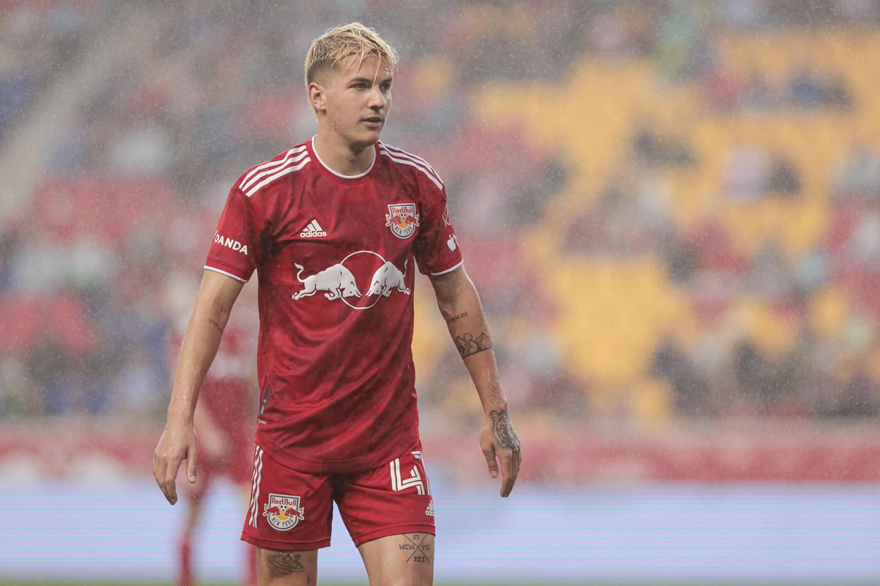 <b>JOHN TOLKIN - New York Red Bulls</b> | Elección del entrenador
<br>Tolkin ha jugado 15 partidos para los Red Bulls en esta temporada, en la que registró cuatro asistencias. El lateral por izquierda e internacional estadounidense es el ejemplo perfecto de canterano de un equipo de la MLS, tras surgir de la academia del club taurino.
<br>