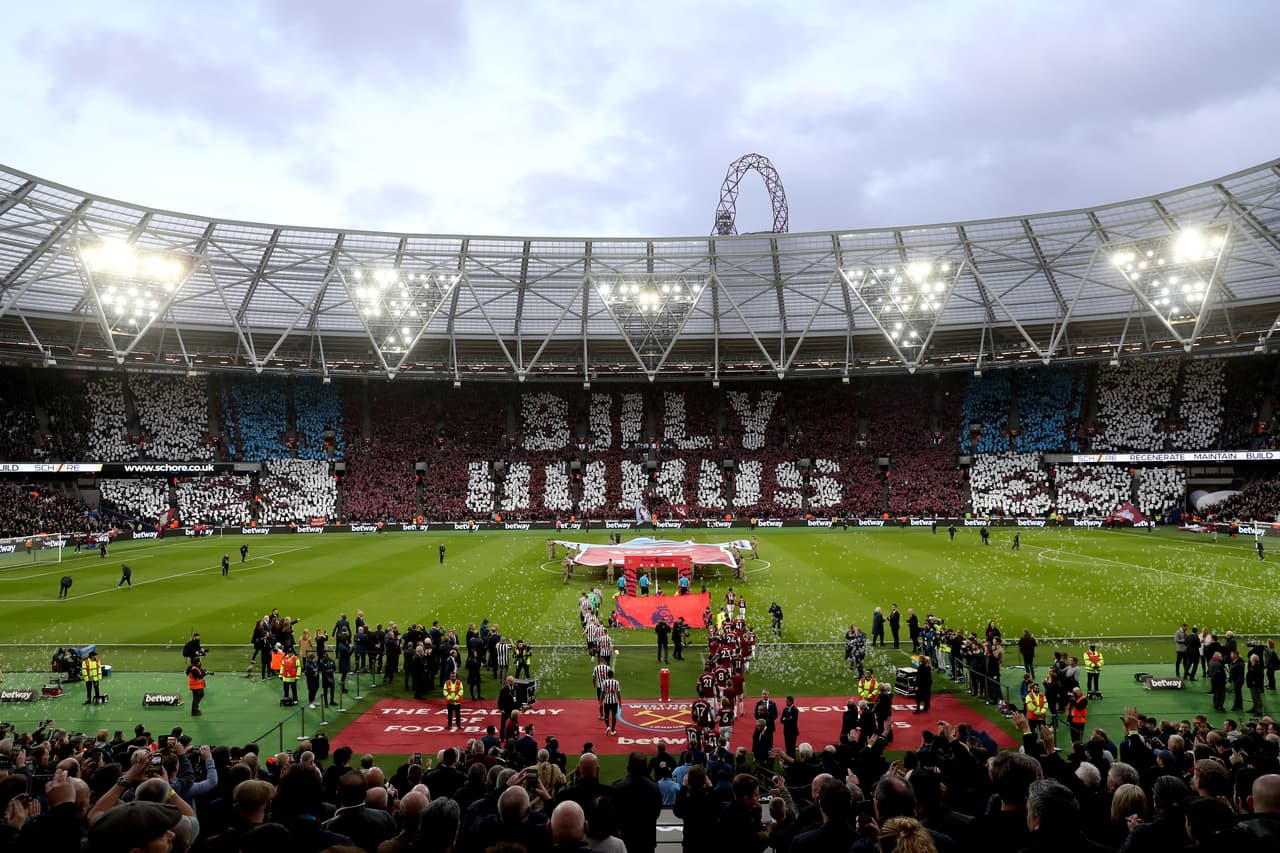En las tribunas se le rindió un gran homenaje al ídolo Billy Bonds, quien jugara en el club por 20 años de 1968 a 1988.