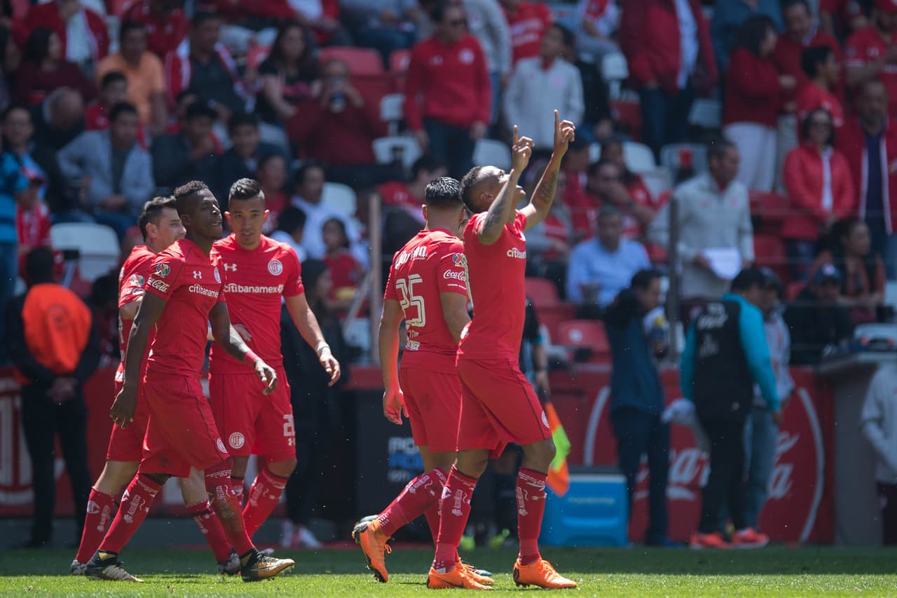 Toluca 2-1 Pachuca: un triunfo con aroma a café para los Diablos, ya que Fernando Uribe y Luis Quiñones marcaron sus goles. La anotación de los Tuzos fue obra de Alexis Peña.