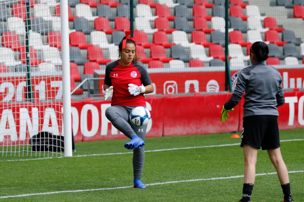 La arquera Alondra Tinajero de 19 años hizo su debut en el arco de las mexiquenses.