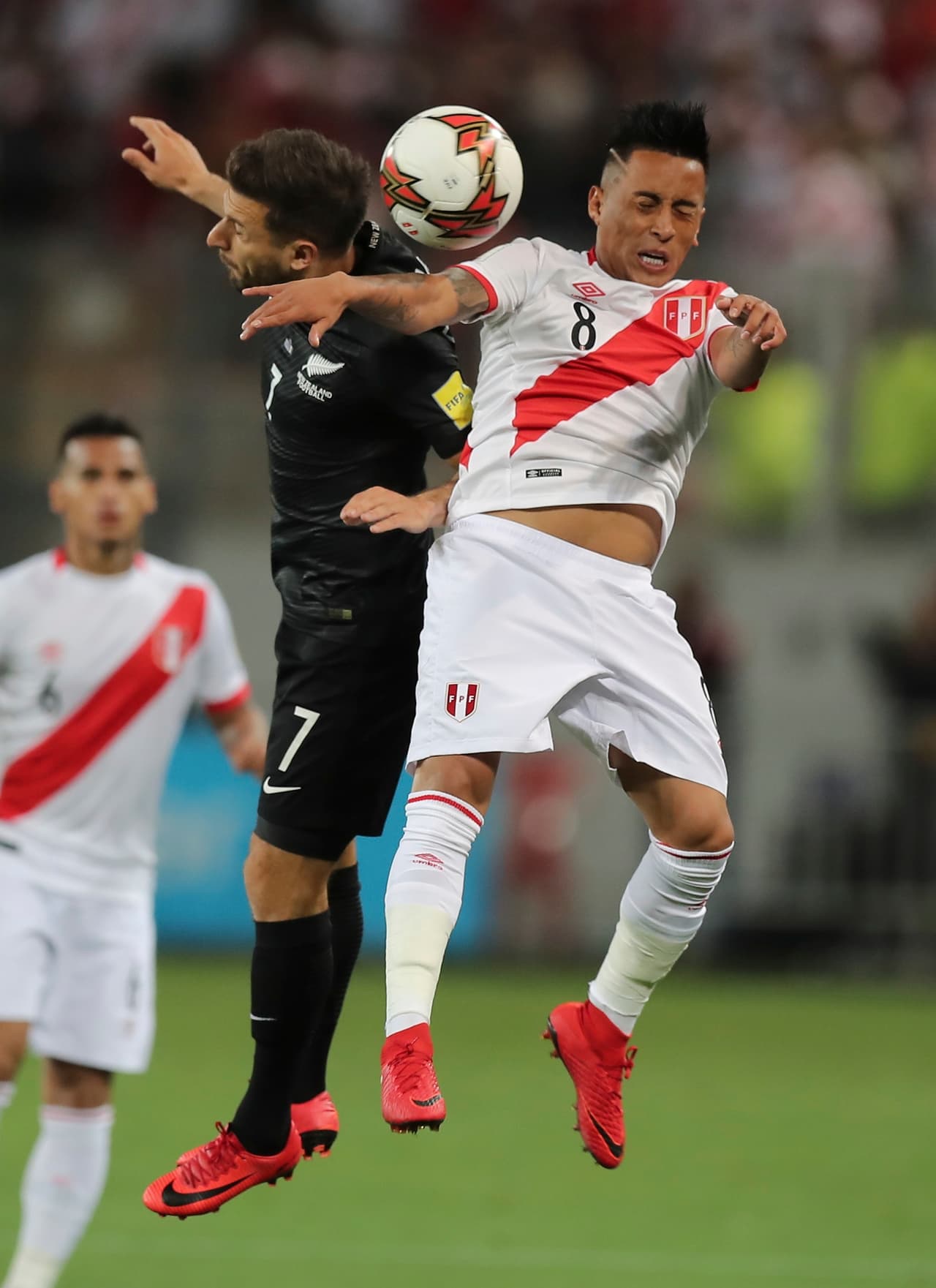 Por momentos, los locales se equivocaron en su camino y apelaron al juego aéreo, pero vale destacar que los visitantes no generaron peligro durante el primer tiempo.