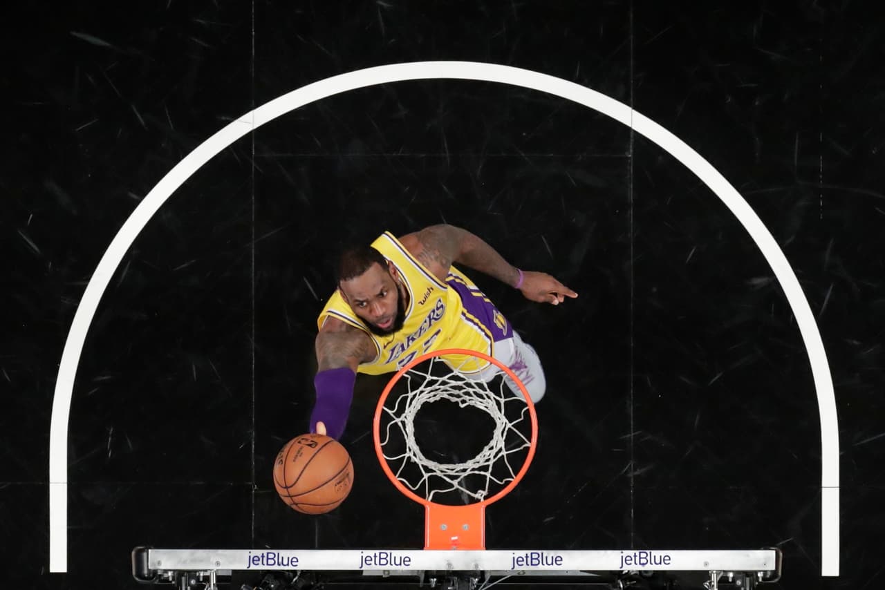<b>4) LeBron James (Los Angeles Lakers)</b>. LeBron tiene la necesidad de anotar más en este joven equipo y por eso promedia 28.0 puntos por cotejo y un alto .520 en tiros de campo.