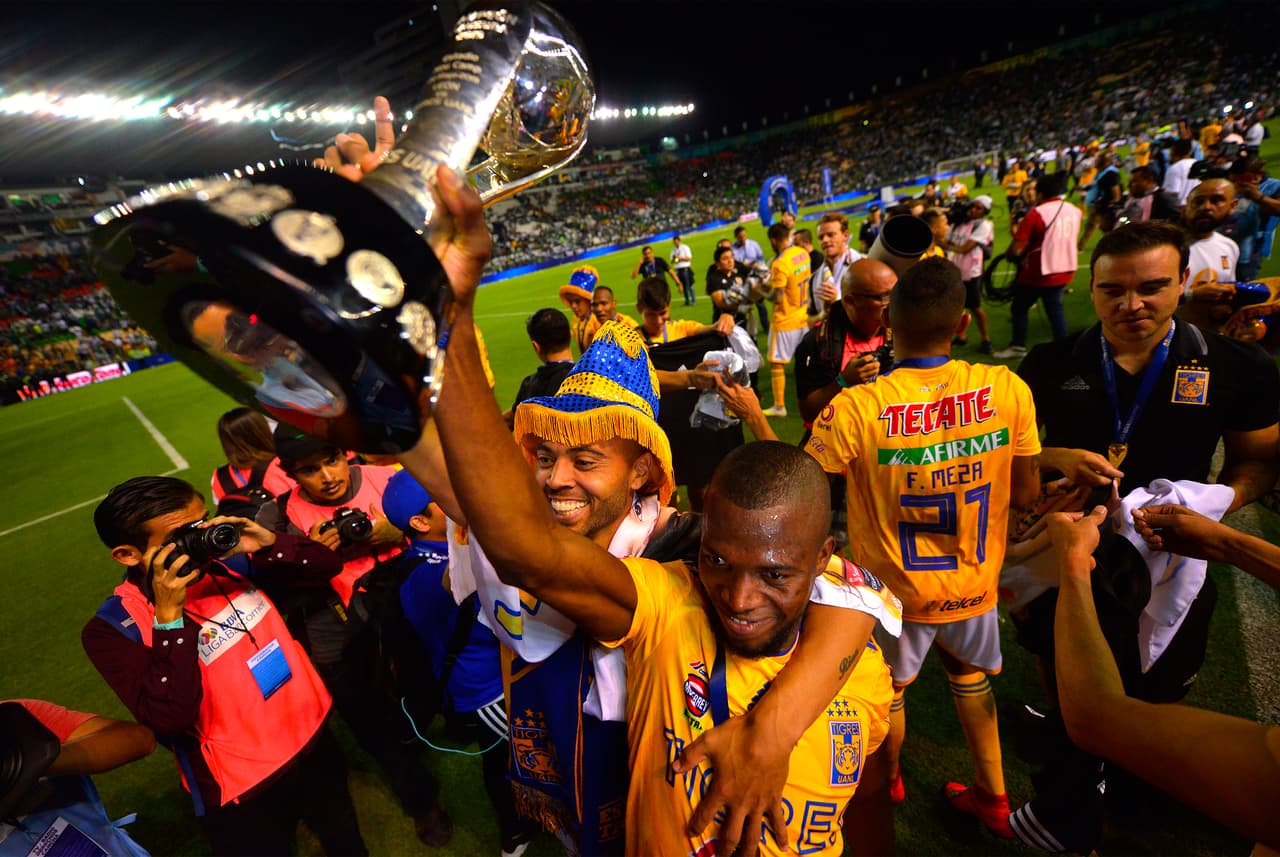 ¡Tigres se proclama Campeón del fútbol mexicano! Los felinos regiomontanos cosecharon su séptimo título de la Liga MX y se cuelan, aunque muchos se sigan negando a aceptarlo, entre los grandes del balompié azteca. Luego de superar en una Final de un solo gol a los Esmeraldas del León, así se dieron los festejos de los Tigres en patio ajeno, imágenes para el recuerdo y que hay que darse un tiempo para echarles un ojo, sobre todo la fiel afición de los felinos regios.