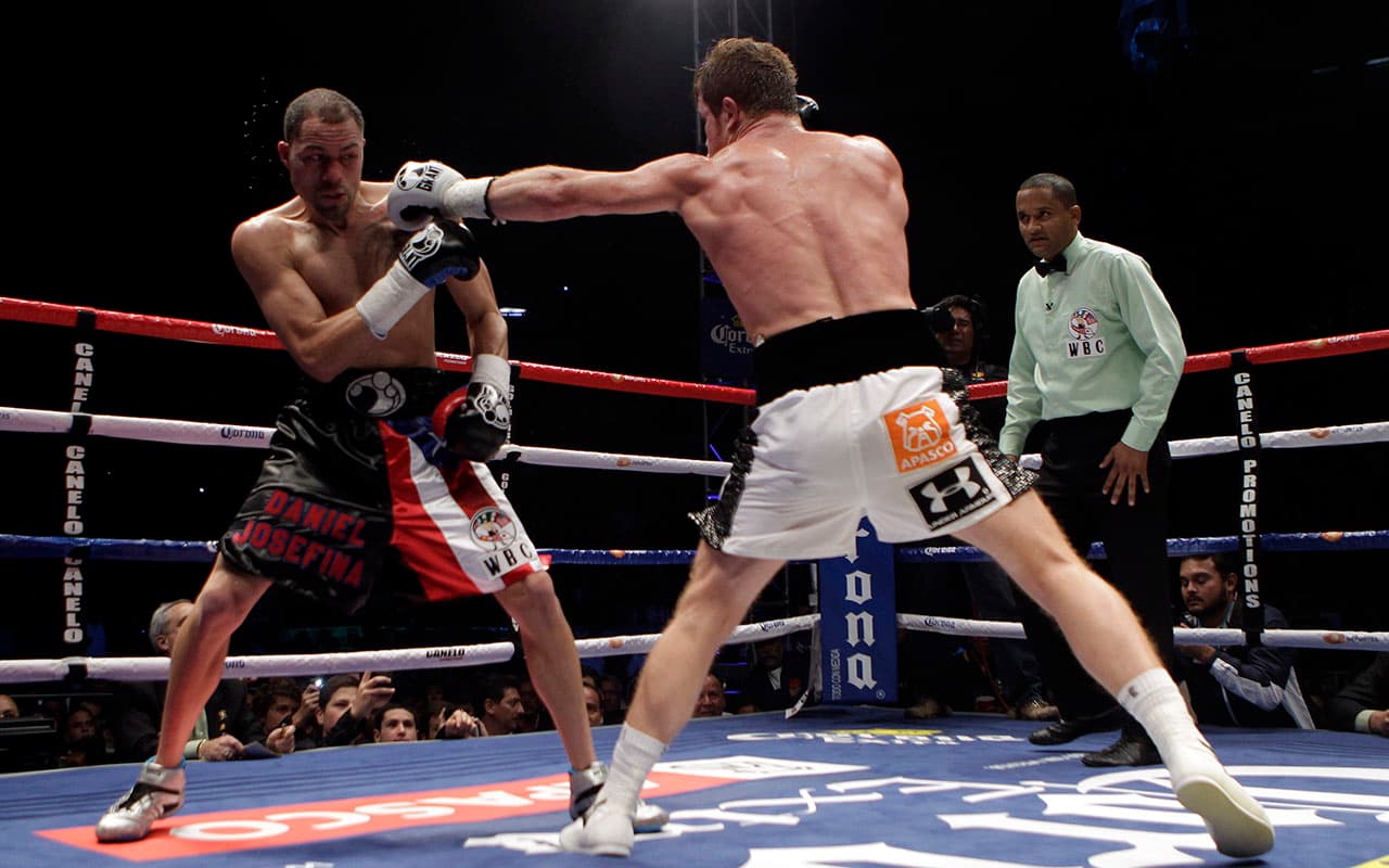 El combate contra el puertorriqueño Kermit Cintrón por el título del peso mediano de la CMB fue el último que tuvo Canelo en México, en la Plaza de Toros del D.F. el 26 de noviembre de 2011.