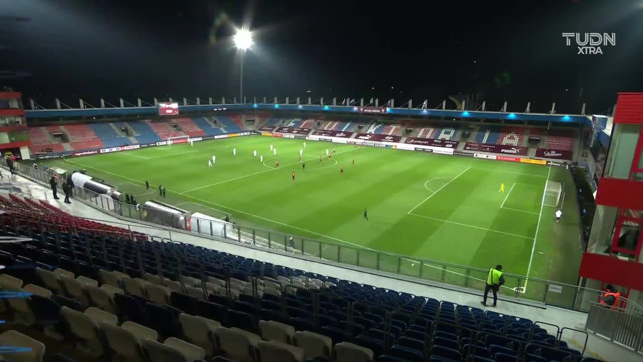 Arranca el partido y la pelota está en juego.