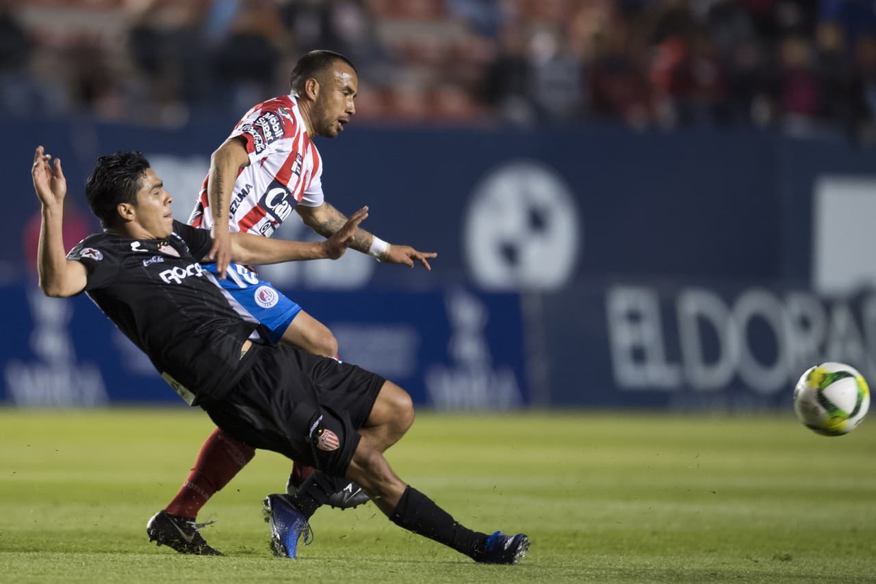 Pero el Necaxa estaba bien plantado atrás, con una ventaja cómoda y jugando con solvencia, algo que le añadía complicaciones a los potosinos.