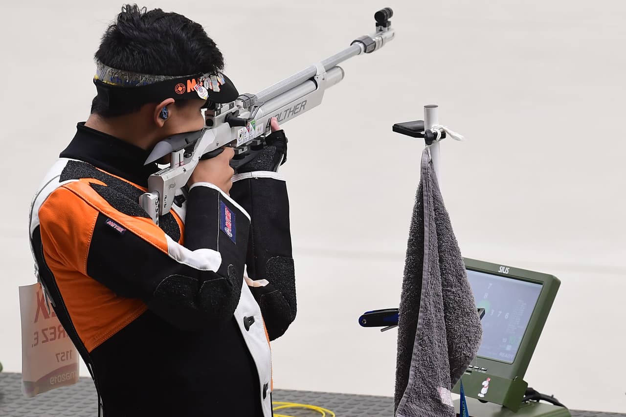 Edson Ramírez durante la prueba de 10m Rifle de Aire