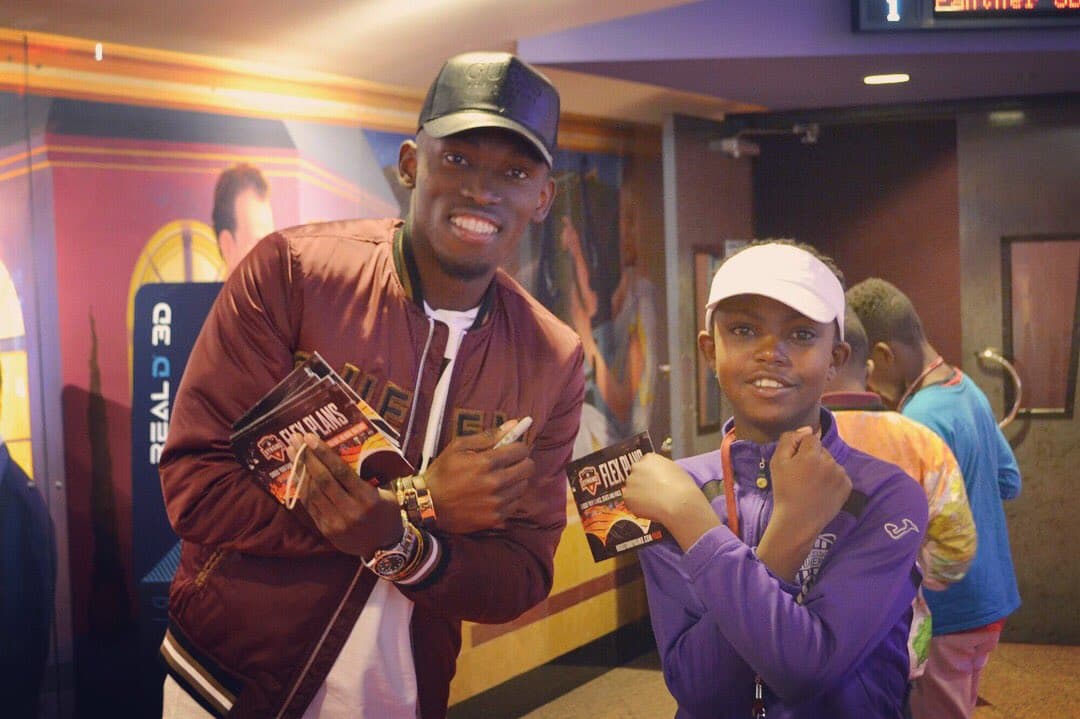 'La Pantera' Elis lleva a estudiantes al cine