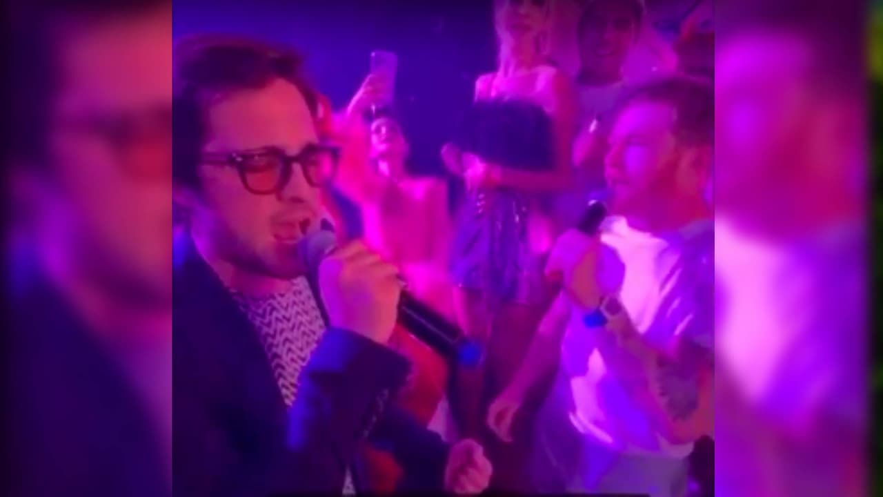 Canelo Álvarez celebra victoria cantando ‘El Rey’ con Diego Boneta