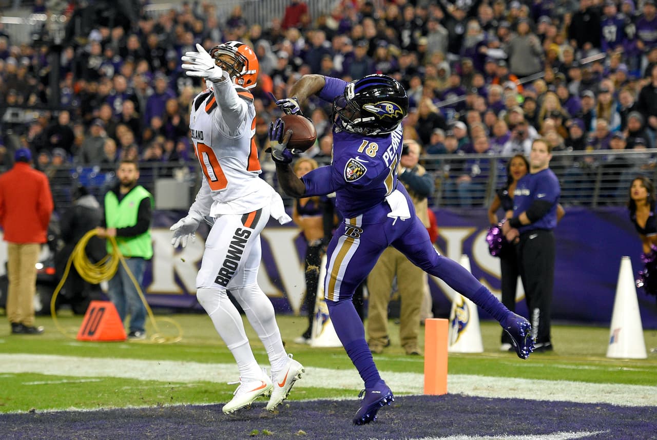 Briean Boddy-Calhou de los Browns no pudo defender este 'balazo' de anotación de Joe Flacco a Breshad Perriman.