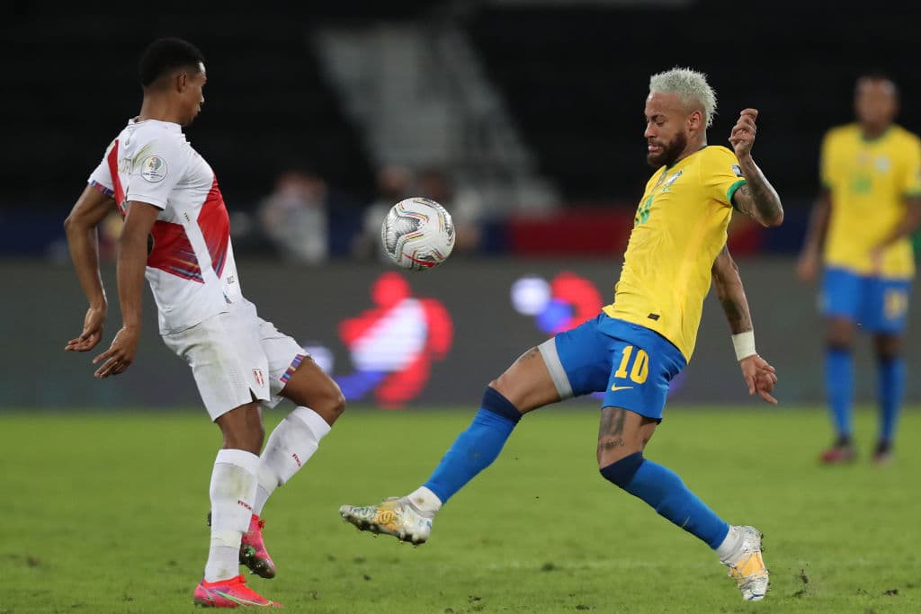 Perú no logra meter ni las manos y Brasil se los hace pagar caro con una golead a de 4-0.