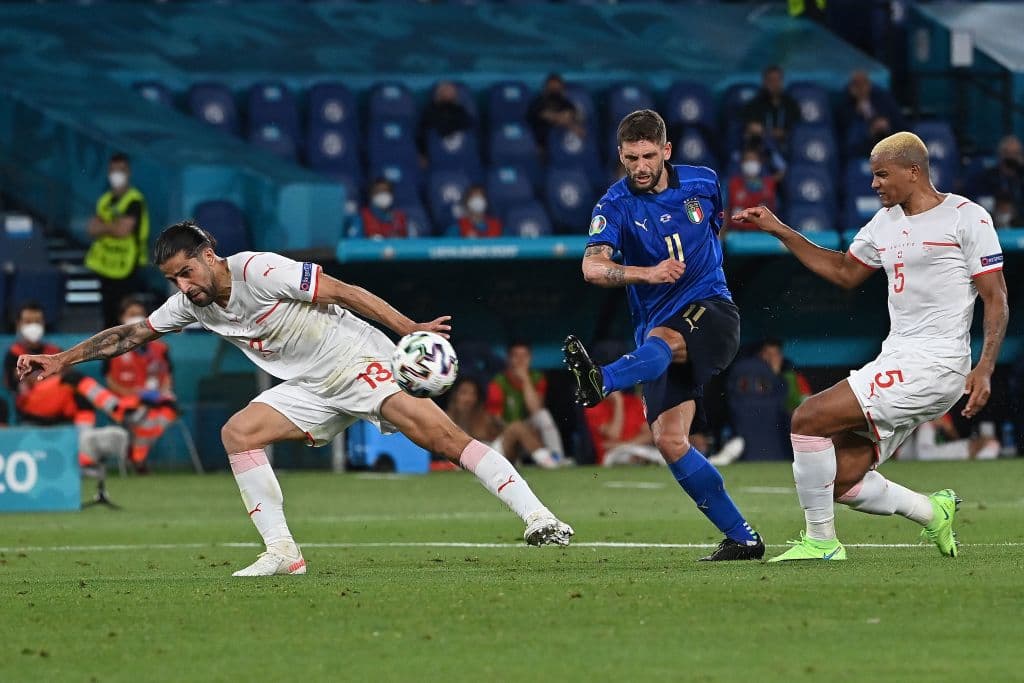 Italia golea a Suiza 3-0 y asegura ya su pase a octavos de final de la Euro 2020. Locatelli propinó un doblete, mientras que Immobile aportó un gol para su victoria. La escuadra 'Azurra' no ha recibido goles desde el 14 de octubre del 2020.