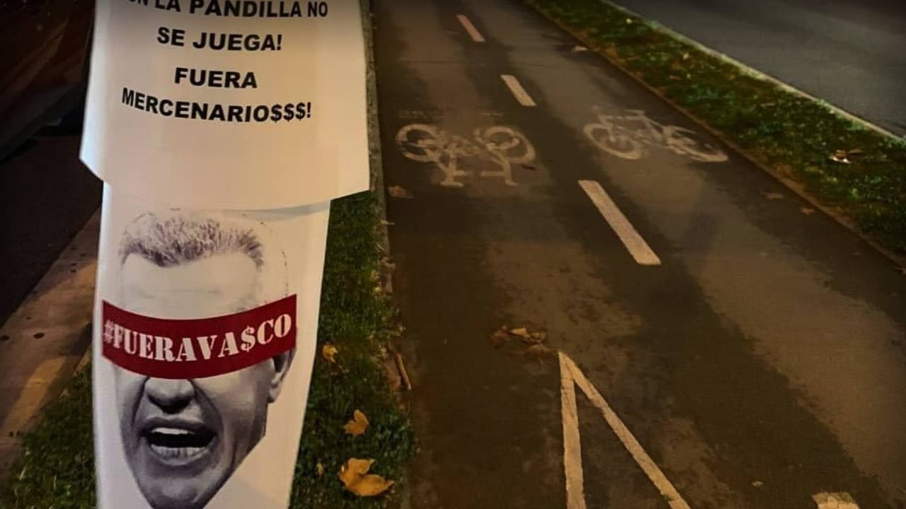 Mantas contra Javier Aguirre aparecen en París, Barcelona y Milán