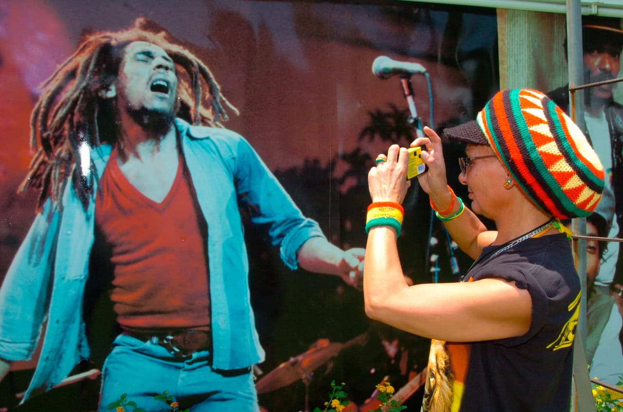 A menudo se pasa por alto en favor de 'Redemption Song', pero su potente mensaje contra la guerra es tan potente como cualquiera de las pistas políticas más famosas de Marley.