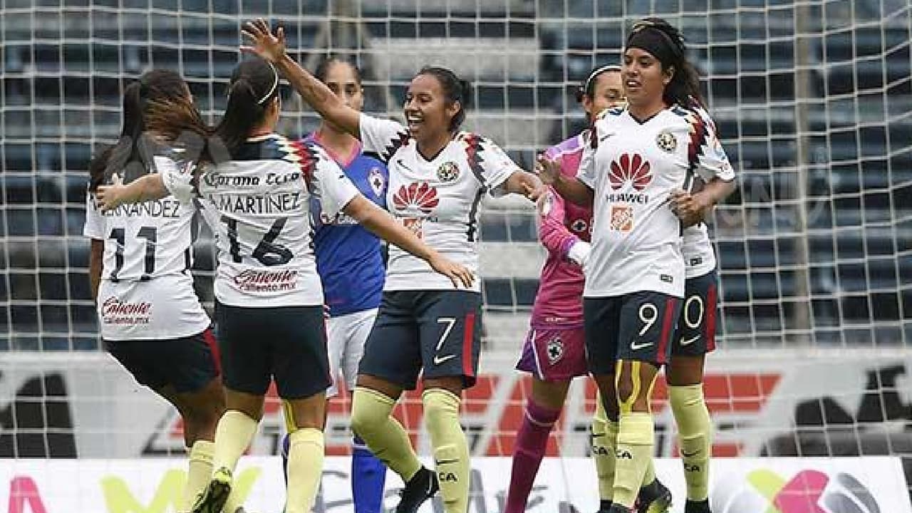 Las jugadoras azulcremas festejan uno de los cinco tantos con los que aplastaron a Cruz Azul.