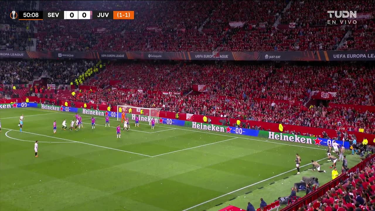 ¡TIRO ATAJADO! disparo por Loïc Badé.