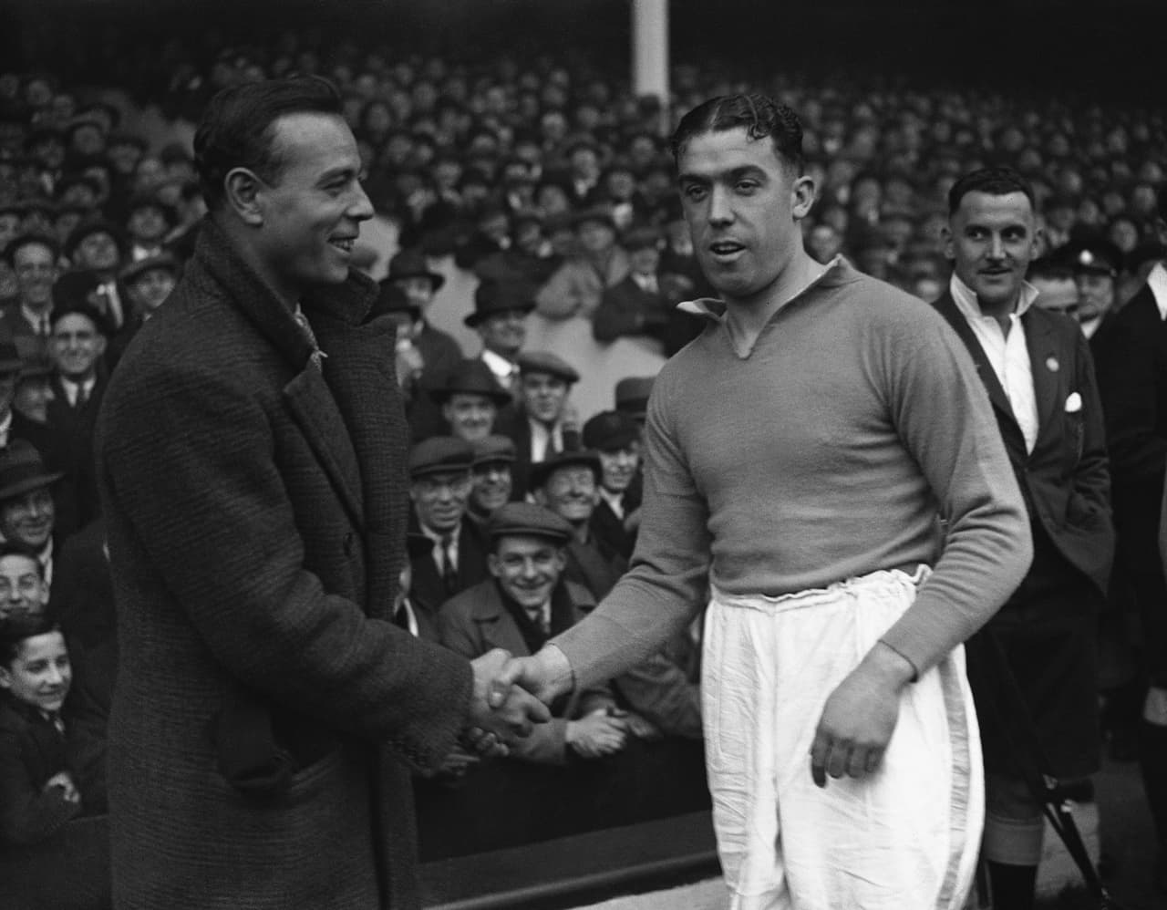 Dean, además de su asombrosa cantidad de goles en las 14 temporadas que jugó en Everton, también ganó allí 6 títulos, entre ellos una F.A. Cup.