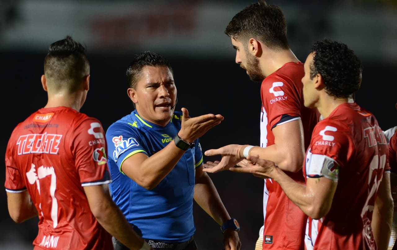 La polémica surgió sobre el minuto 90 cuando Villalba fue derribado por Fuentes, el árbitro marcó la jugada fuera del área, pero los de Veracruz la pedían dentro. La jugada fue tan cerrada que cualquier decisión que tomara el silbante habría sido polémica.