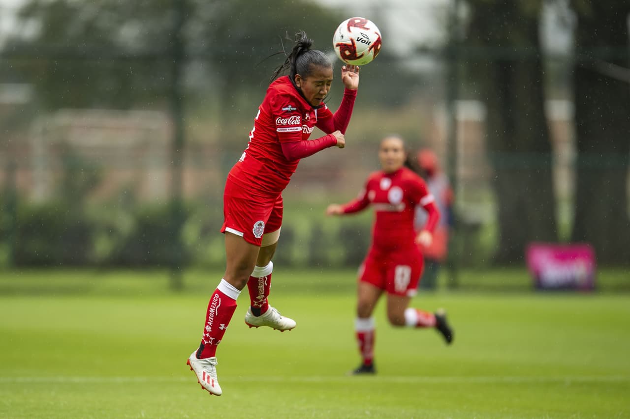 Las Chivas no se tocan el corazón y golean a las Diablas del Toluca para asegurar su lugar en la cima del torneo.