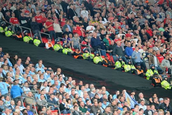 La ciudad de Manchester dividida en dos mitades. La roja del Manchester United y la azul del Manchester City.