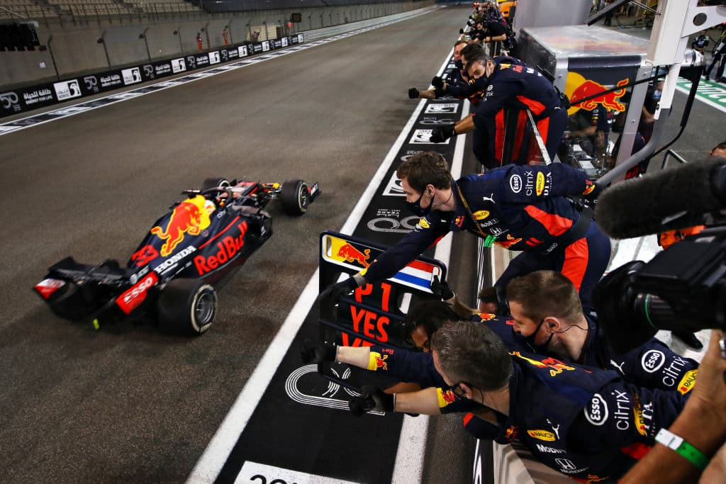 Max Verstappen se lleva el Gran Premio de Abu Dhabi, seguido de Valteri Bottas en segundo lugar y el británico Lewis Hamilton se llevó la tercera posición. El mexicano Sergio Pérez abandonó la carrera en la décima vuelta por fallas en el motor. Así cerró la temporada 2020 de la F1.