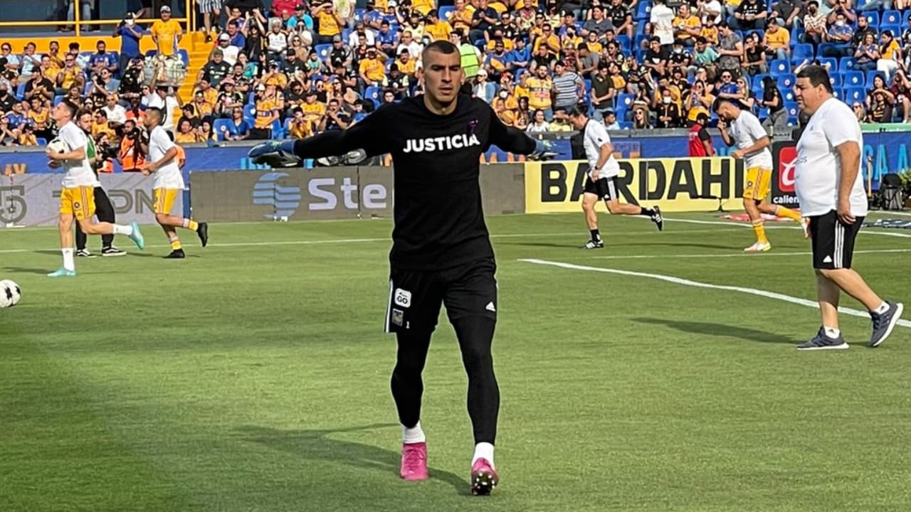 Nahuel Guzmán calienta con playera con la leyenda “Justicia”