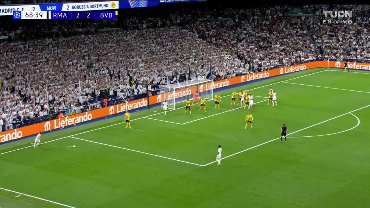 ¡TIRO ATAJADO! disparo por Kylian Mbappé.