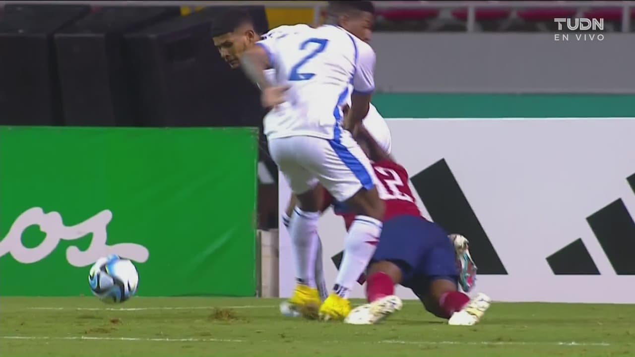 ¡Pedía penal! Desarman a Campbell cuando alistaba su remate de derecha