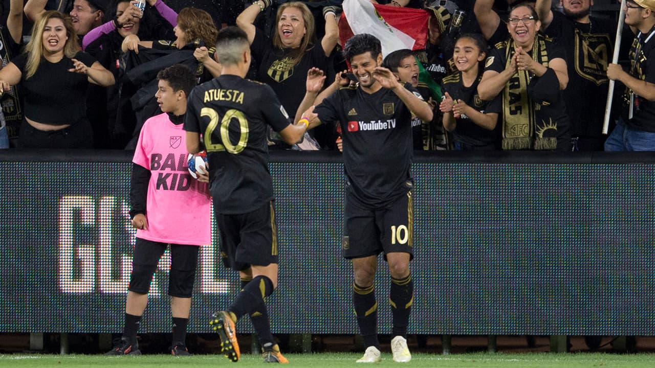 Pero en el minuto 90'+3 el mexicano Carlos Vela (derecha) anotó el 2-0 definitivo tras la asistencia del colombiano Eduard Atuesta (izquierda).