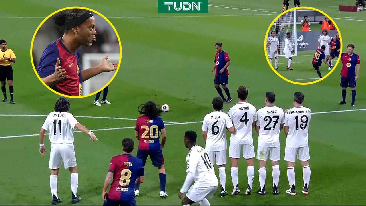 El gol de fantasía de Ronaldinho en el Clásico de Leyendas