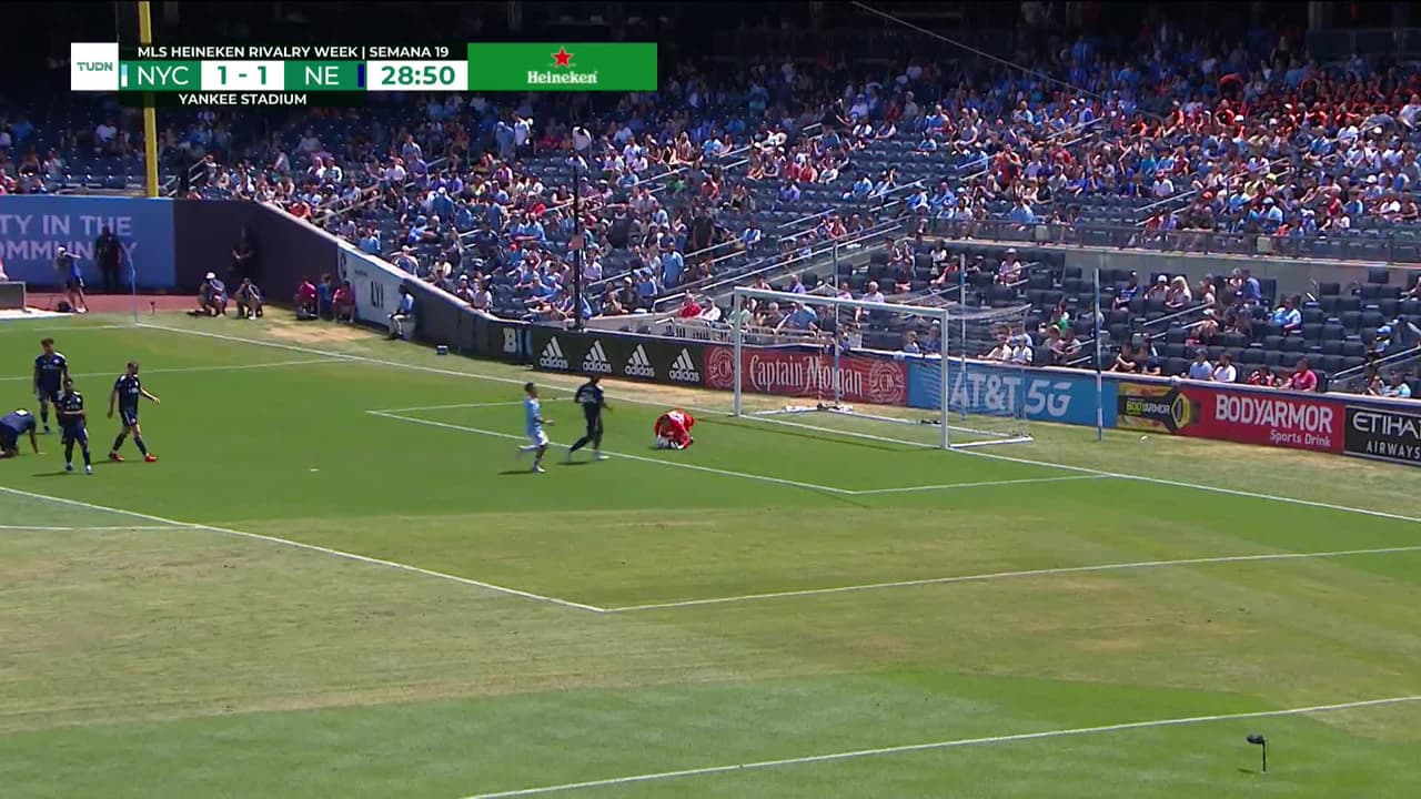 ¡TIRO ATAJADO! disparo por Santiago Rodríguez.