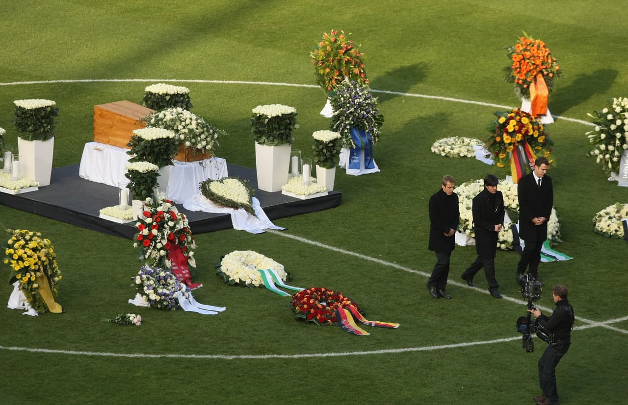 Enke sufría de depresión, desarrollada tras su paso por Barcelona, y con la pérdida de su hija por un problema del corazón en 2006 su estado empeoró. El 10 de noviembre de 2009 se lanzó a las vías de un tren para ser arrollado. El caso enlutó al mundo del fútbol.