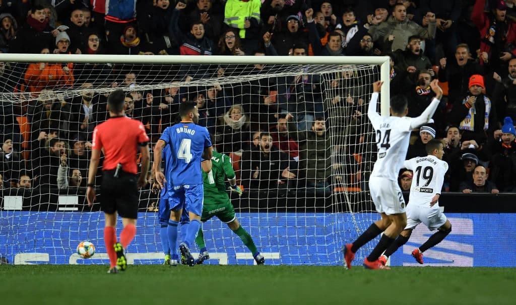 Pero a los 61 minutos, esta vez no habría anulación, y el Valencia marcaba, por conducto de Rodrigo Moreno, el gol del empate, tan anhelado y tan buscado, fue esquivo pero cayó.