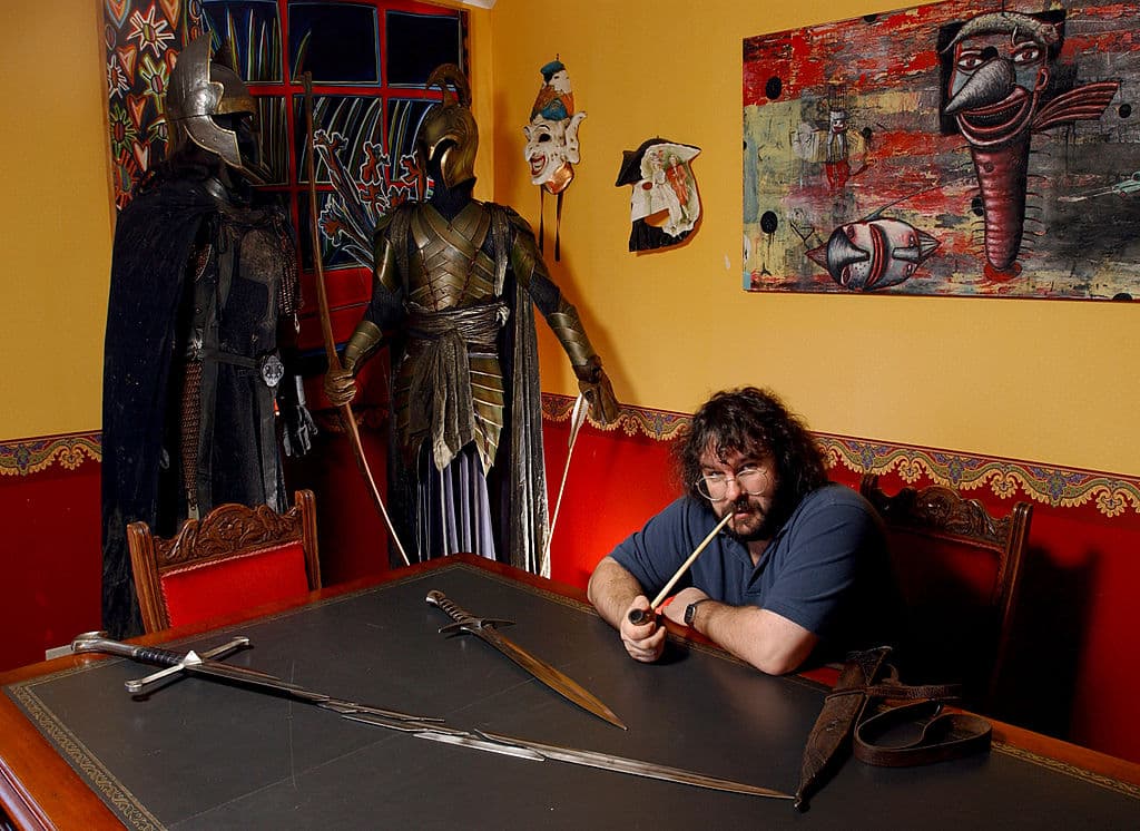 Los estudiantes de primer año de la Universidad de California, Irvine, pueden optar por vivir en un dormitorio llamado Middle Earth, donde los pasillos llevan el nombre de ciudades o regiones de El señor de los anillos.