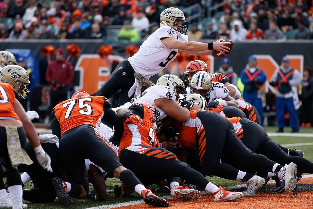 Ya en la segunda mitad, Drew Brees tuvo acarreo de 1 yarda, por encima de la pila de linieros, para poner 45-7 el marcador en una actuación redonda para New Orleans y aciaga para CIncinnati.