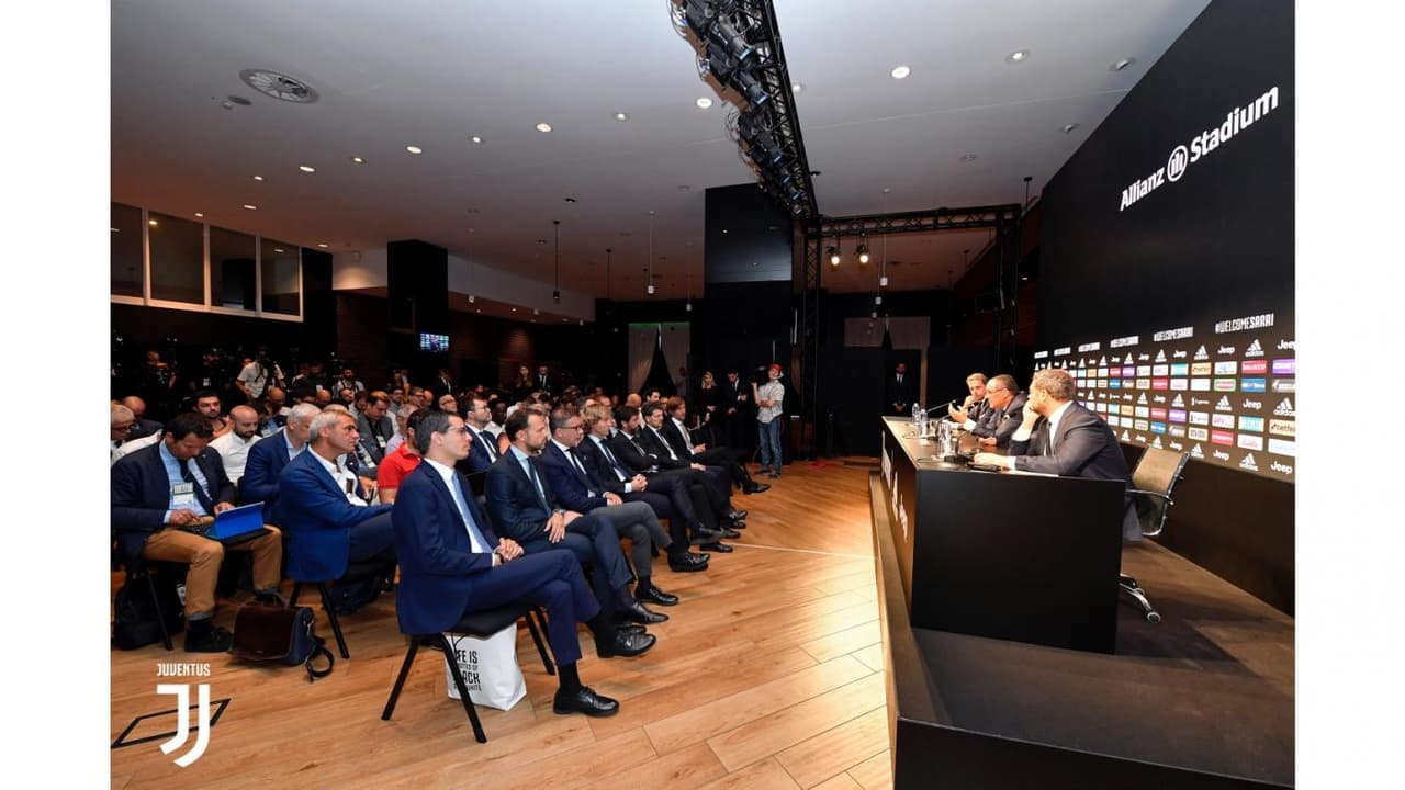 Además, ratificó su compromiso con el club: "en Napoli lo dejé todo, pero cuando tuve dudas decidí probar en la Premier. Ahora la Juventus, el mejor clubd e Italia en el último tiempo, me da la oportunidad de volver al país y es la coronación a una extensa carrera".