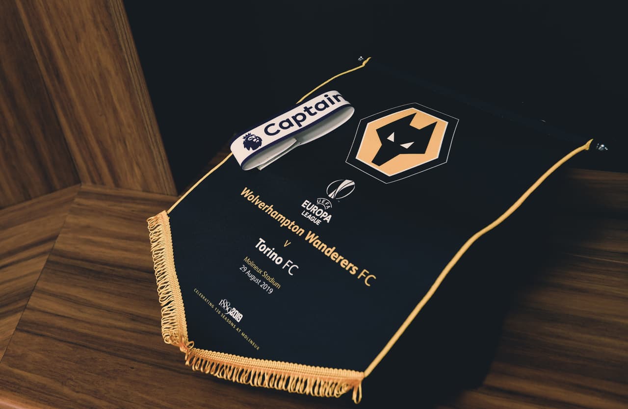 El banderin y la banda del capitán.