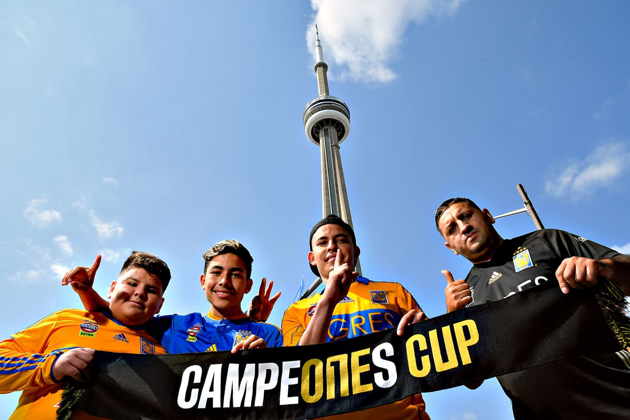 Con la CN Tower de fondo, un edificio icónico en la ciudad más importante de Ontario, este grupo de aficionados felinos está listo para la final de la Campeones Cup.
