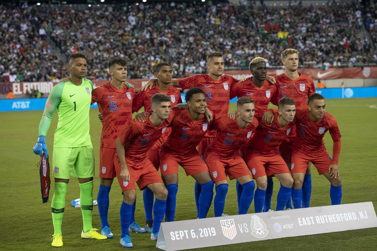 Con goles de Chicharito Hernández, Érick Gutiérrez y Uriel Antuna, México vence 3-0 al equipo de las barras y las estrellas; Orozco atajó un penal.