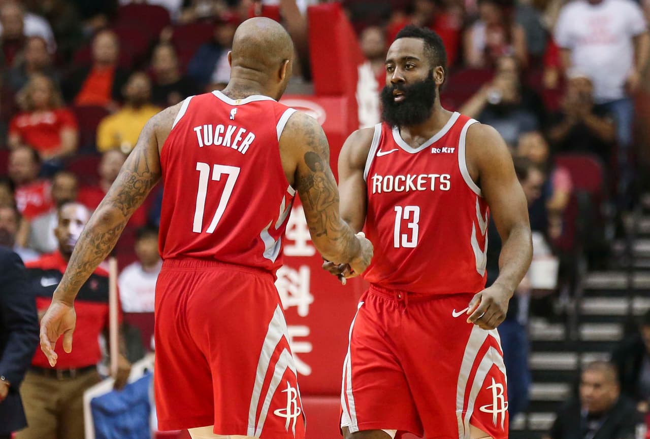 James Harden (13) se lució con 38 puntos para los Rocket, en un segundo cuarto en el que anotaron 40 puntos. Por Denver Jamal Murray anotó 20.