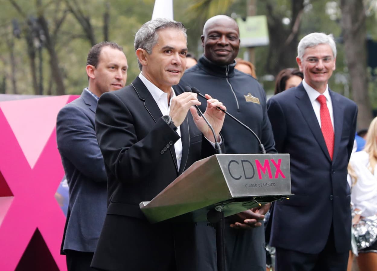 El jefe de gobierno de la Ciudad de México, Miguel Ángel Mancera, inauguró las actividades junto a Arturo Olivé, director de NFL México con la presencia de súperestrellas como Bruce Smith, legendario ala defensivo de los Buffalo Bills.