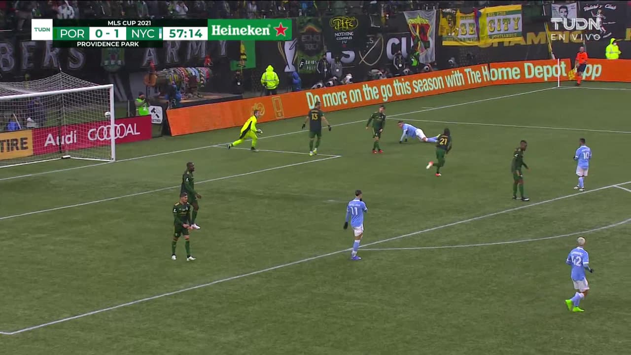 ¡Otra vez Clark! Jesús Medina dispara y el arquero de Portland ataja 'in extermis'